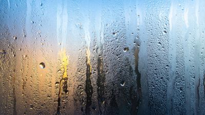 Condensação em vidro mostrando humidade excessiva em casa - Casa em Dia Maia