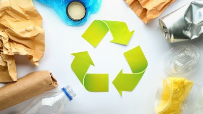 Símbolo de reciclagem com resíduos separados para reciclagem doméstica - Casa em Dia Maia