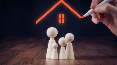 Conceito de seguro de casa com família protegida - apólice e coberturas - Casa em Dia Maia