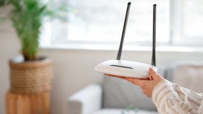 Router Wi-Fi sendo configurado para melhorar velocidade de internet - Casa em Dia Maia